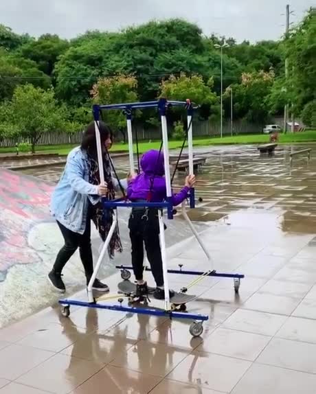 Une mère aide son fils handicapé dans un skatepark