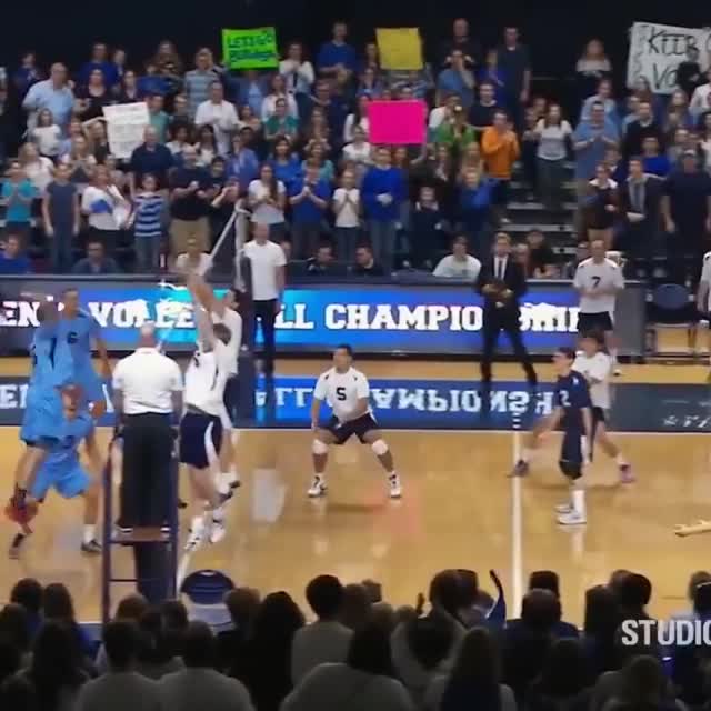 Volley-ball : un joueur très doué avec sa tête