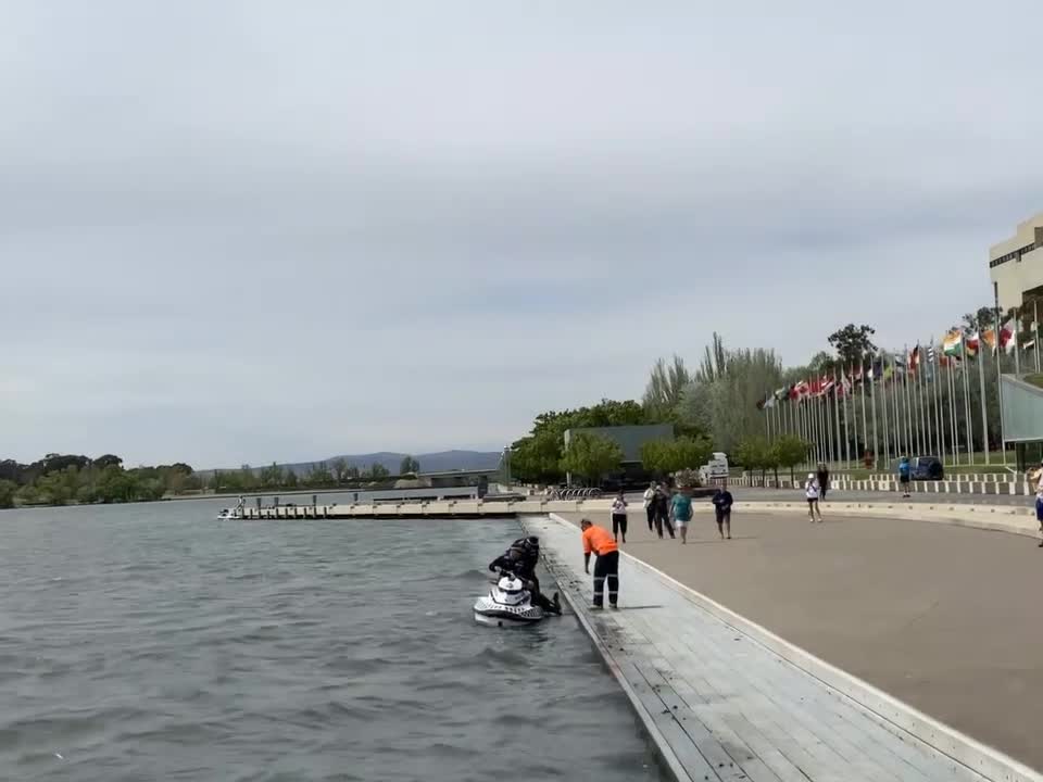 Des policiers sauvent un kangourou tombé à l’eau