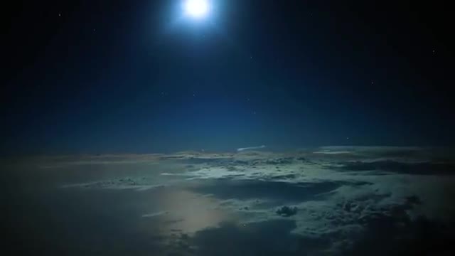 Vol de nuit au-dessus des nuages