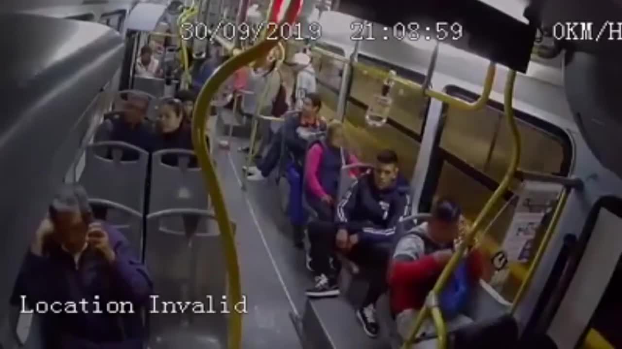 Deux jeunes braquent un bus, mauvaise idée