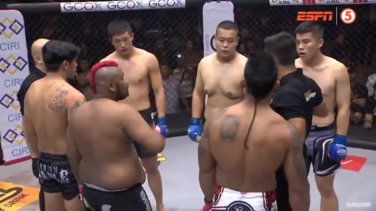 Un combat MMA entre 6 combattants (en 3 contre 3)
