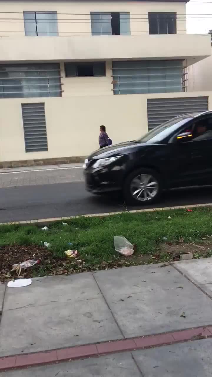 Un enfant dort sur le chemin de l'école