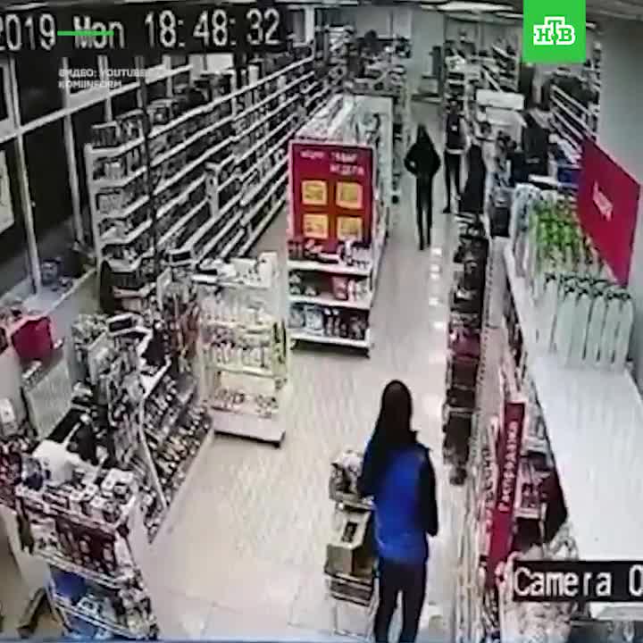 Un jeune tente désespérément de braquer un supermarché