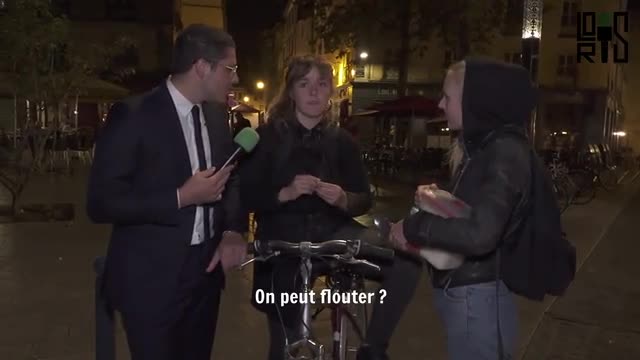 Une fille fait un frout pendant un micro-trottoir