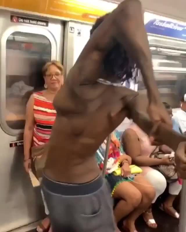 Un impressionnant contortioniste dans le métro