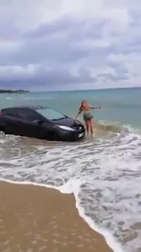 Elle amène la voiture de son copain sur la plage