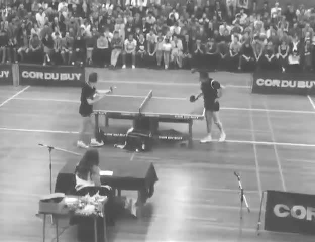 Deux joueurs de tennis de table assurent le show