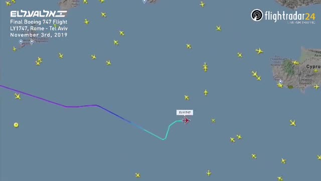 Un pilote El Al fête sa retraite en dessinant un Boeing 747 dans le ciel