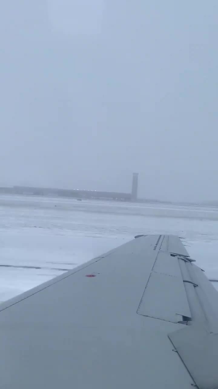 Un avion dérape en se posant sur une piste gelée (Chicago)