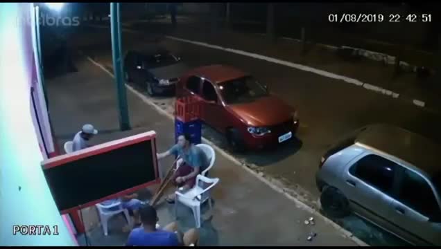 Un homme avec des béquilles se fait percuter par une roue de voiture