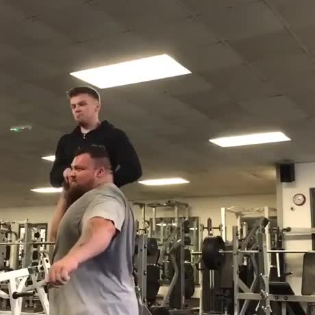 Eddie Hall remplace ses haltères par un pote