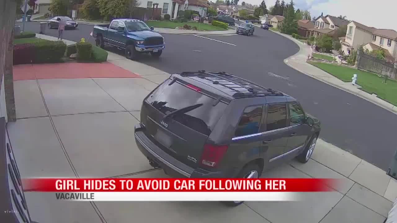 Une gamine se cache derrière une voiture pour échapper au pire
