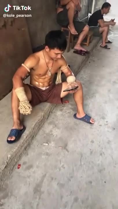 Un boxeur thaï montre ses tibias incassables