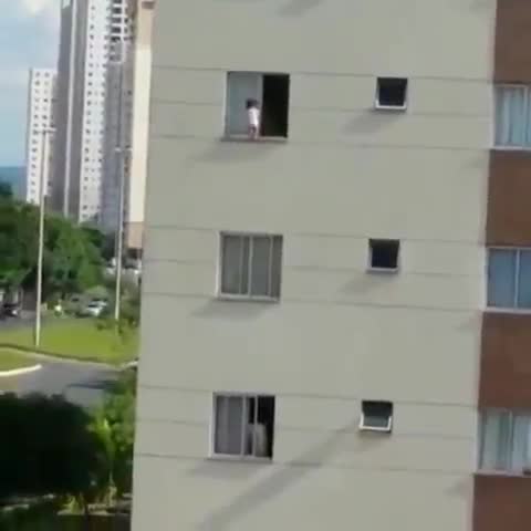 Un bébé joue sur le rebord d'une fenêtre