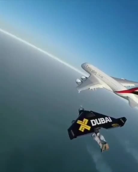 Jetman et un avion Emirate