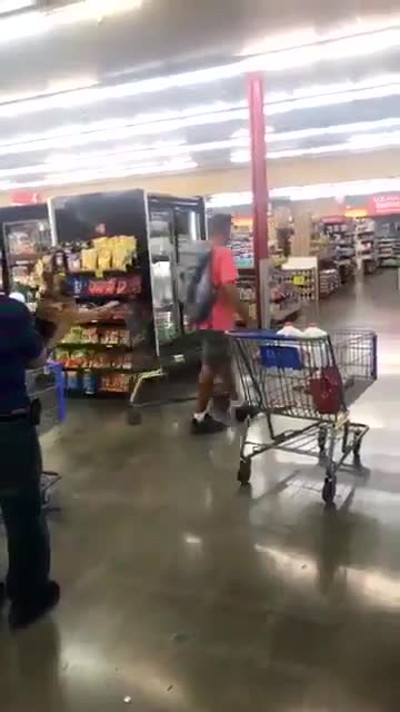 Un chien fait les courses