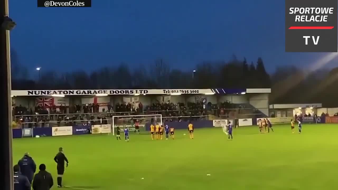 Il tire tellement mal son penalty qu'il casse une lampe dans les tribunes