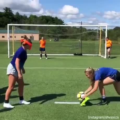 Une joueuse de foot tire les yeux bandés