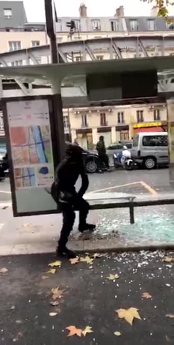 Casseur vs. Abribus incassable (Paris)