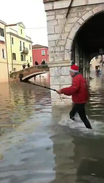 Régis filme les inondations à Venise