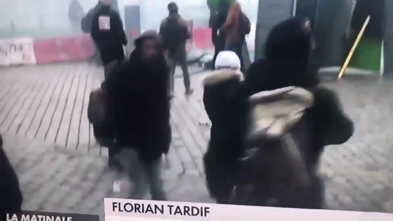 Un manifestant se met lui même KO en envoyant une bombe lacrymo (Paris)