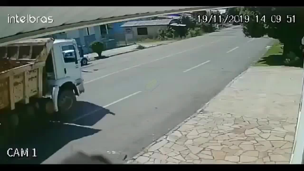 Une voiture tombe dans un trou géant (Brésil)