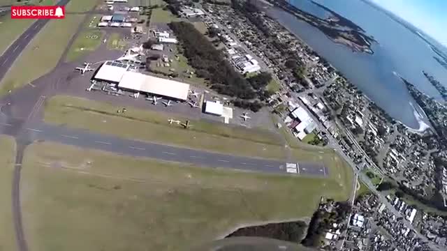 Un parachutiste se pose à l'arrière d'une moto