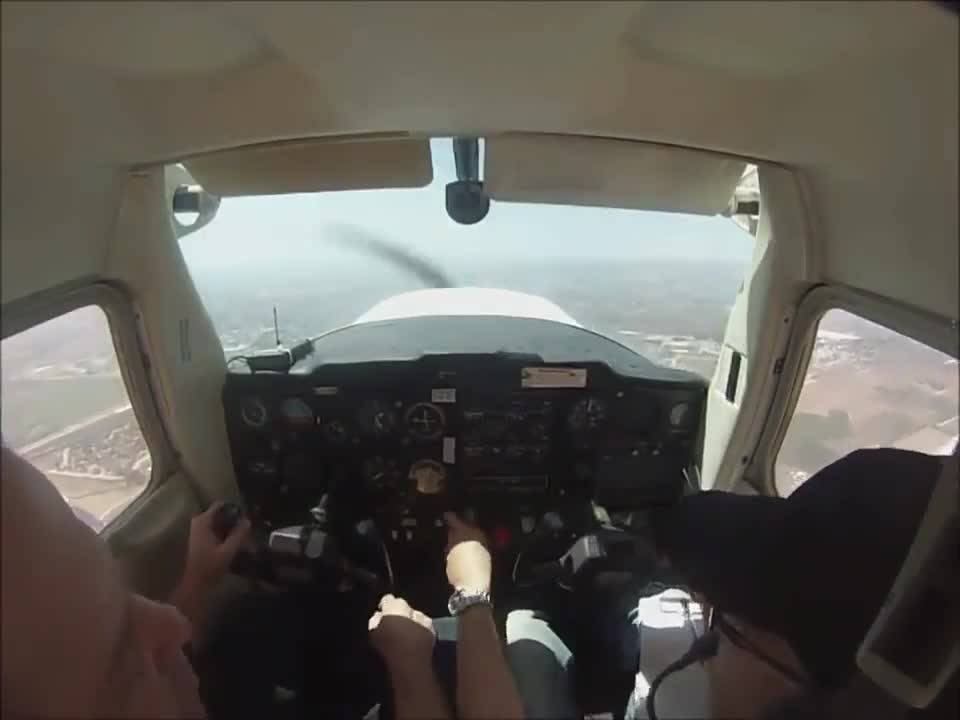 Un pilote d’avion effectue un atterrissage d’urgence après une panne moteur (Israel)