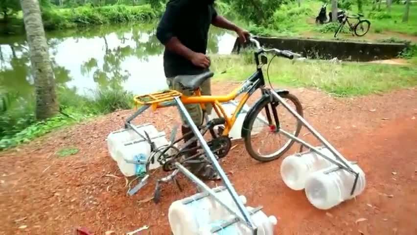 Il s'est fabriqué un vélo qui va sur l’eau