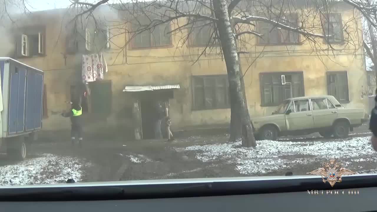 Ils utilisent un camion pour sauver un homme d'un incendie