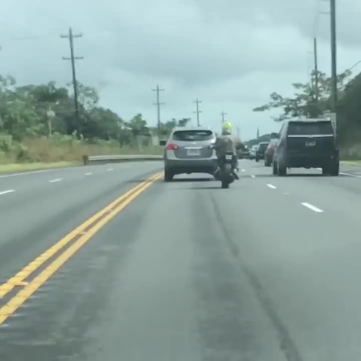 Un motard casse la vitre d’une voiture mais pas sans conséquences