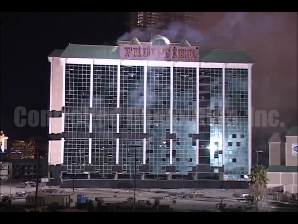 Démolition d’un hôtel avec des feux d’artifice