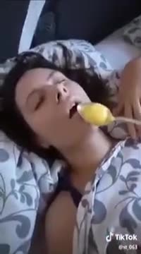 Il réveille sa copine avec du jaune d'oeuf