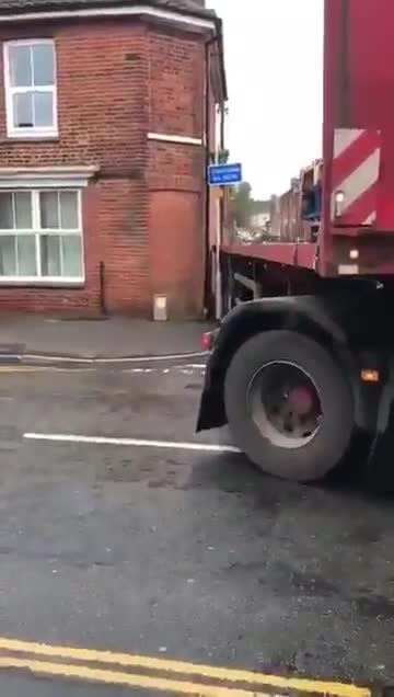 Régis fait une marche arrière avec son camion