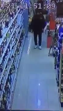 Il renverse des bouteilles d'alcool dans un supermarché