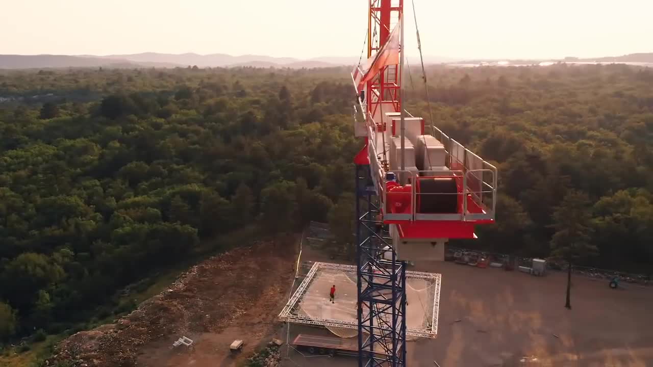 Faire du trampoline à 30 mètres de haut depuis une grue