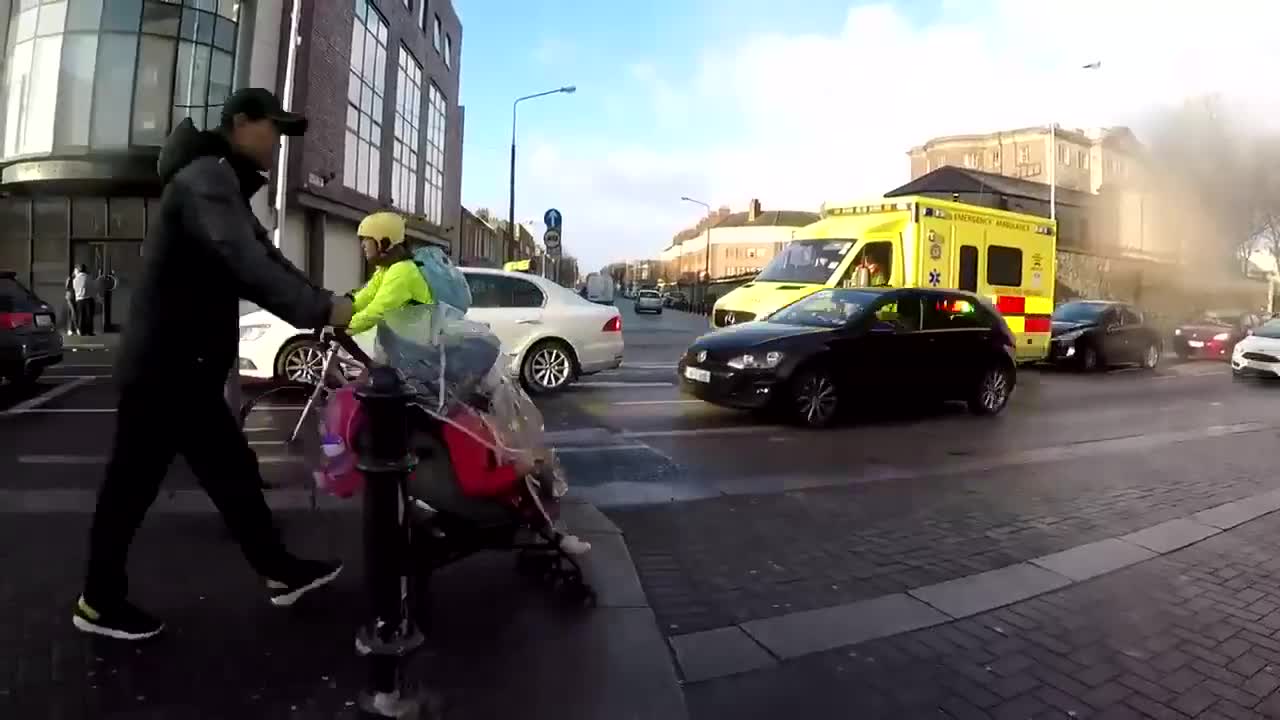 Un papa oublie quelque chose en traversant avec une poussette