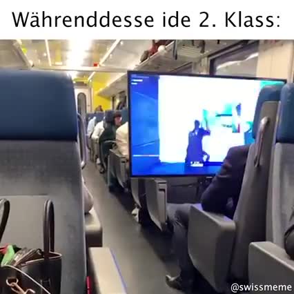 Dans le train, il joue à Fortnite sur sa télé