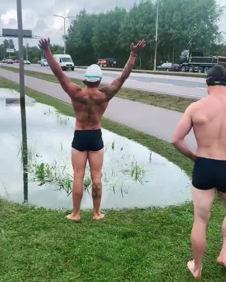 Course de natation dans une flaque d'eau