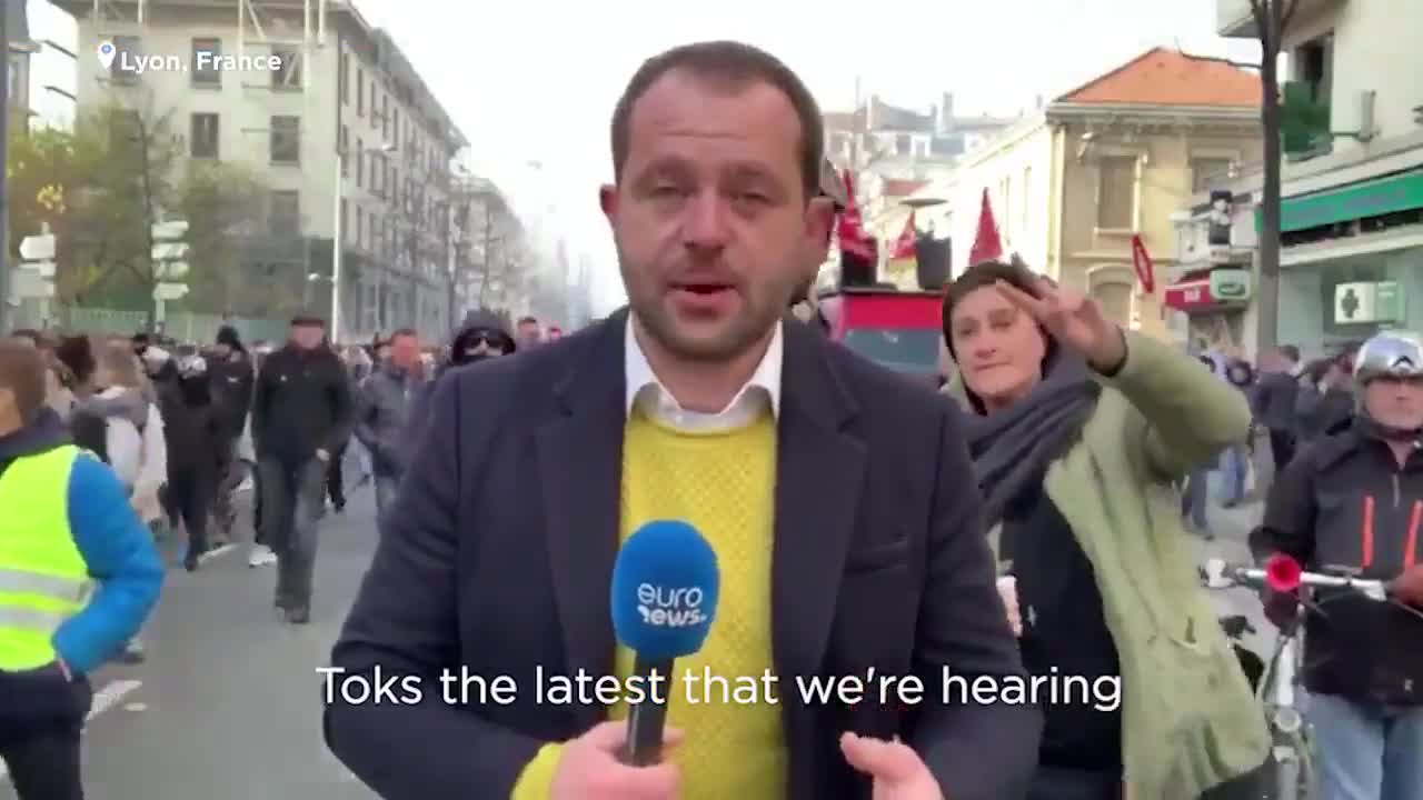 Un journaliste se fait troller pendant la manifestation du 5 décembre à Lyon