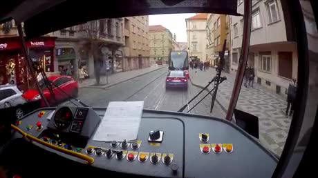 Un chauffeur de tramway aide un enfant perdu (Prague)