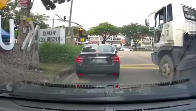 Un camion écrase une voiture à un virage