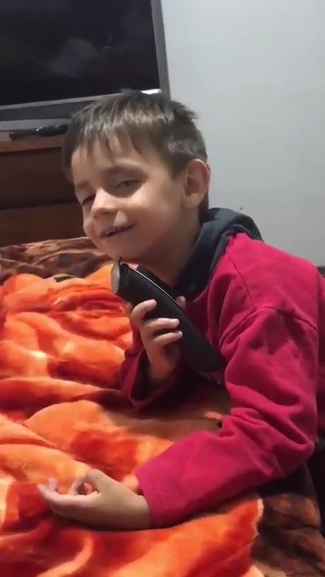 Un enfant joue avec une tondeuse