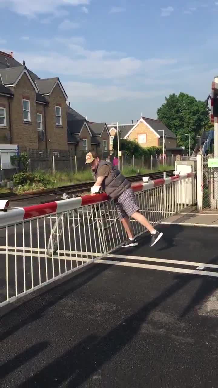 Un cycliste veut forcer au passage à niveau