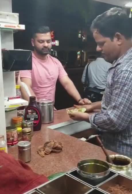 Quand tu commandes un plat bien chaud (Inde)