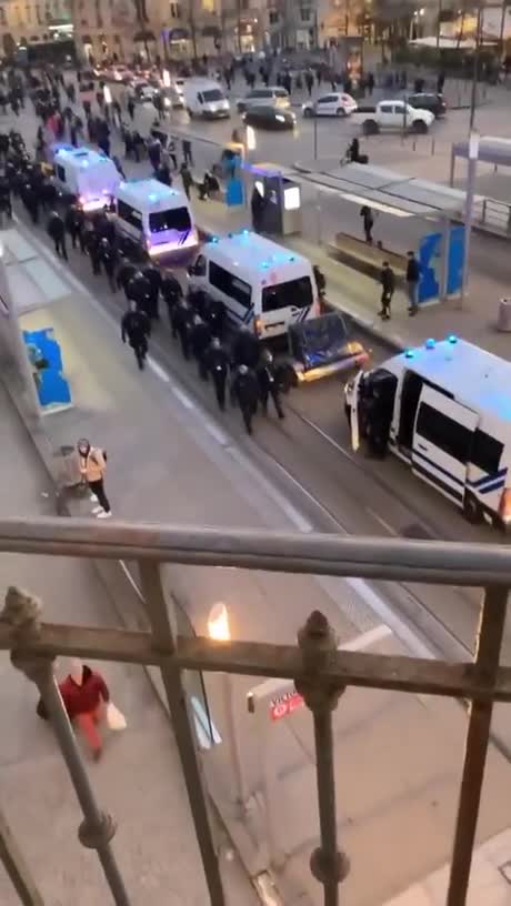 Des français jouent La Marche Impériale devant les CRS