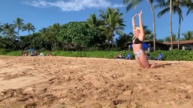 Sur la plage, Une fille se déplace comme un ver (Hawaï)