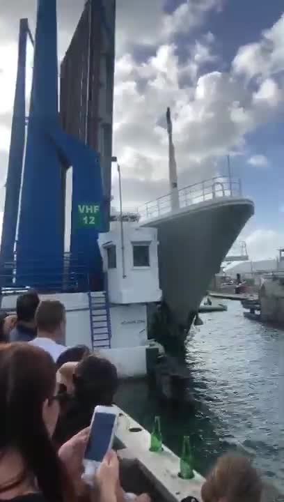 Un méga yacht percute une cabine (Saint-Martin)