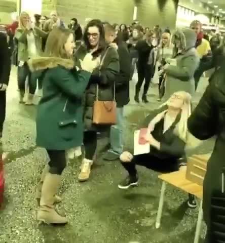 Jouer la musique de Titanic devant un groupe de filles